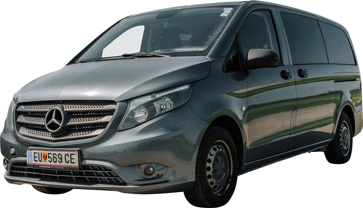 Ein silberner Mercedes-Benz Transporter, der an einem sonnigen Tag geparkt ist, von der linken Vorderseite aus gesehen.