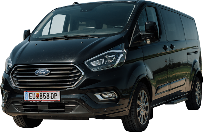 Ein schwarzer Ford-Kastenwagen, der auf einer Straße geparkt ist, von vorne links bei Tageslicht betrachtet.