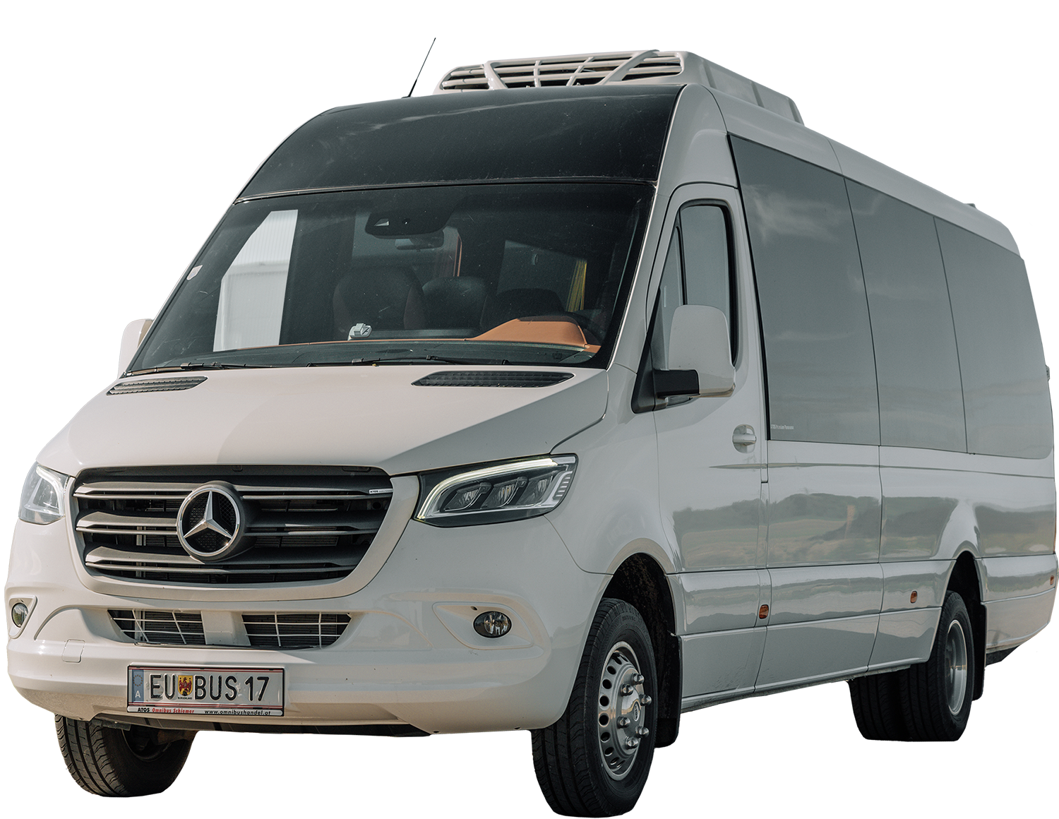 Weißer Mercedes-Benz Kleinbus mit getönten Scheiben, von vorne links gesehen, isoliert auf weißem Hintergrund.