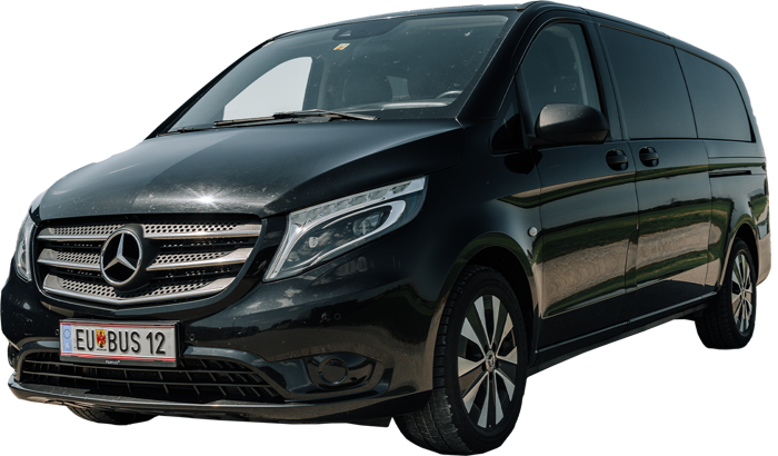 Schwarzer Mercedes-Benz Transporter mit getönten Scheiben, geparkt an einem sonnigen Tag; das Kennzeichen lautet EU BUS 12.