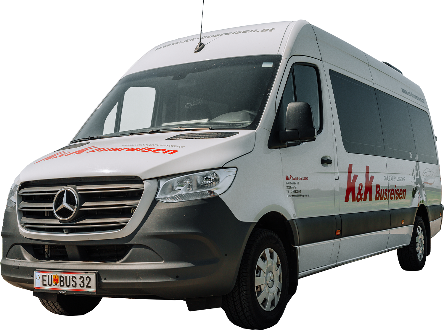 Weißer Mercedes-Benz-Kleinbus mit K&K Busreisen-Branding, geparkt an einem klaren Tag.