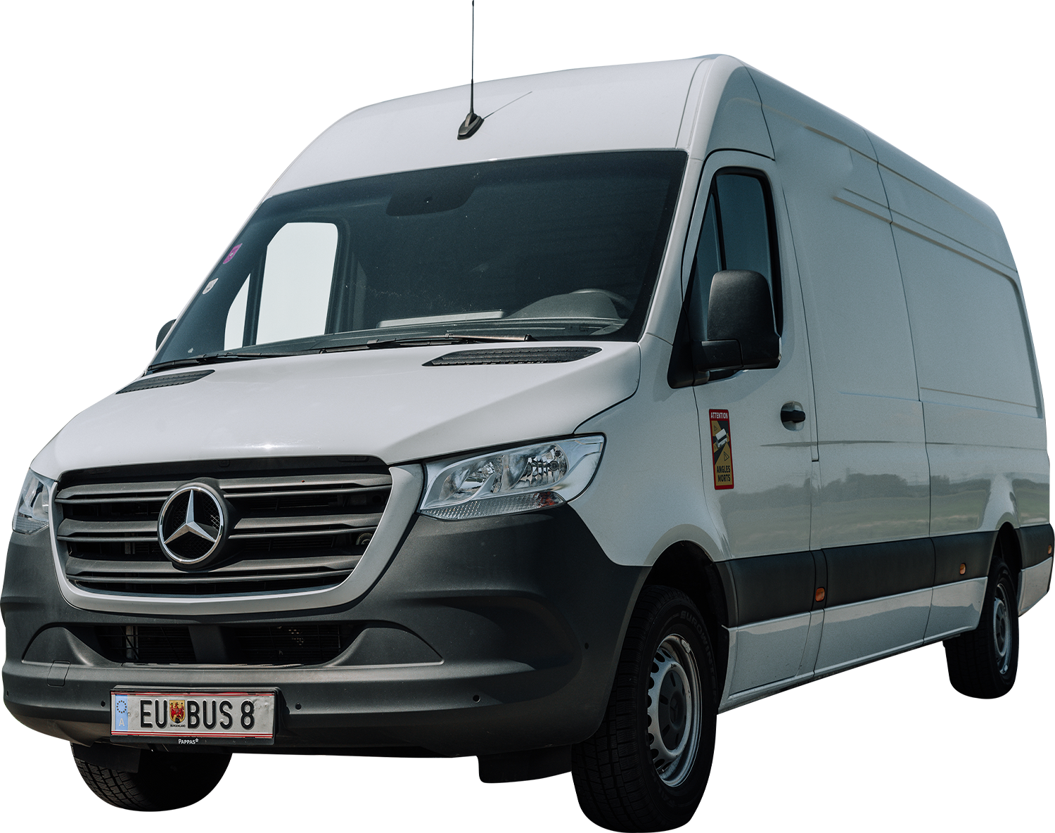 Weißer Mercedes-Benz Kastenwagen mit europäischem Kennzeichen, von vorne links gesehen.