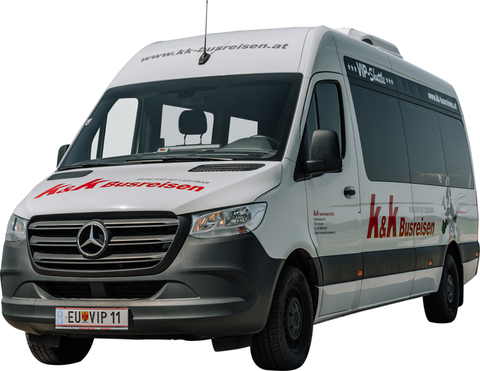 Weißer Mercedes-Benz Transporter mit kk-busreisen Schriftzug und VIP-Kennzeichen, geparkt im Freien.