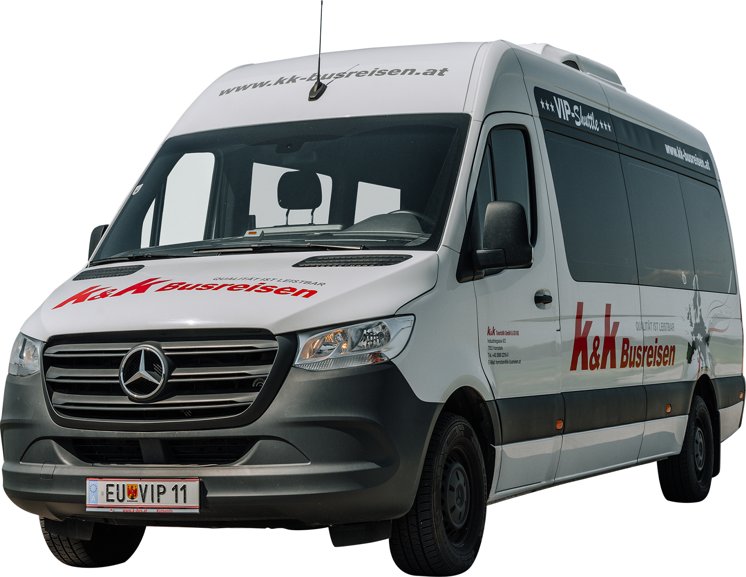 Weißer Mercedes-Benz Transporter mit kk-busreisen Schriftzug und VIP-Kennzeichen, geparkt im Freien.