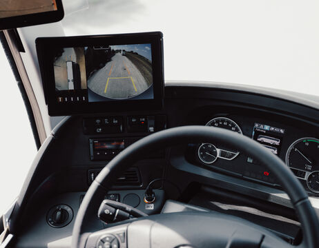 Glasmalerei eines Ritters zu Pferd, der einen Drachen erschlägt, mit buntem Gewand und Heiligenschein.