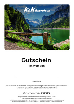 Ein malerischer See mit Bergen, Bäumen und einem Holzzaun; darunter ein Gutscheintext für K&K Busreisen.