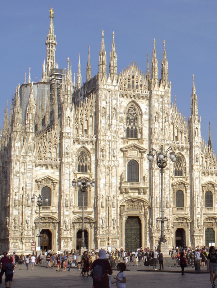Mailänder Dom mit Menschenmassen davor, an einem sonnigen Tag.