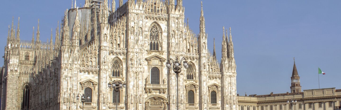 Mailänder Dom mit Menschenmassen davor, an einem sonnigen Tag.