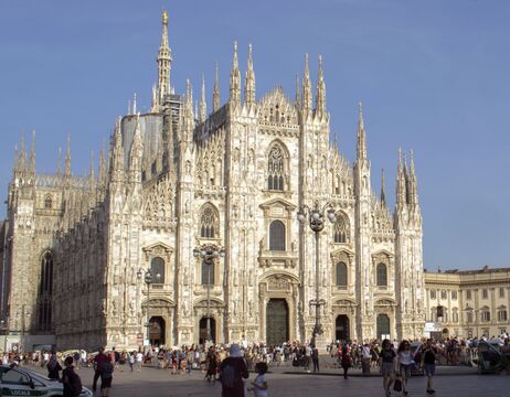 Mailänder Dom mit Menschenmassen davor, an einem sonnigen Tag.