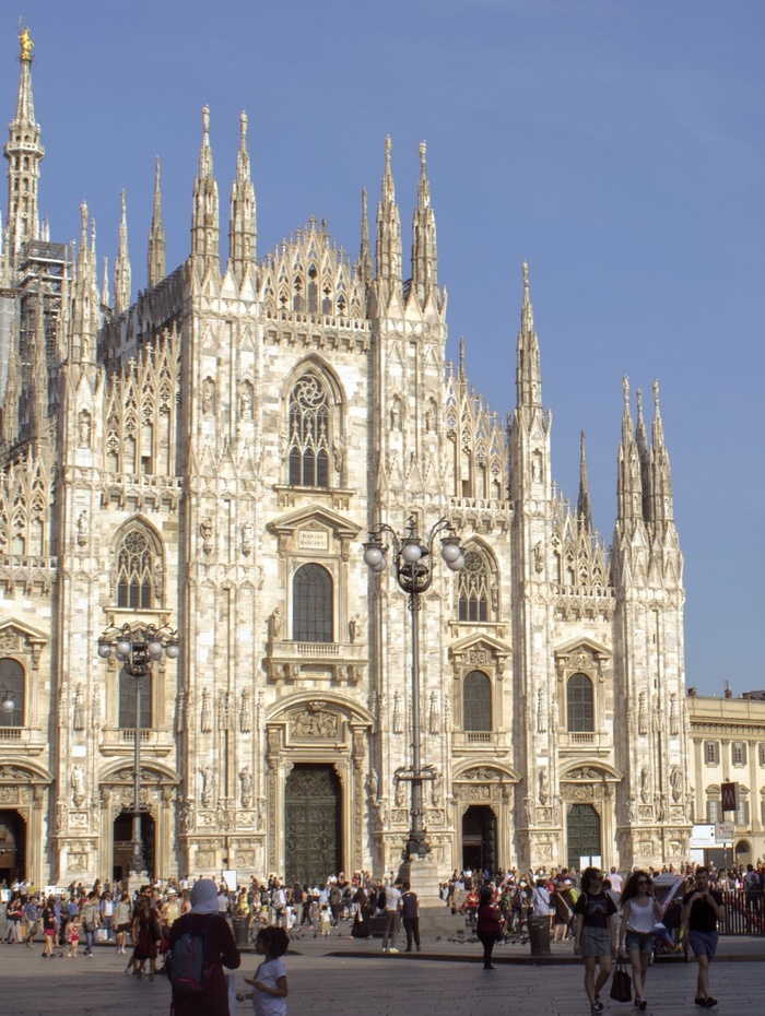 Mailänder Dom mit Menschenmassen davor, an einem sonnigen Tag.