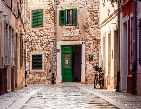 Eine Scheibe Schwarzbrot und ein Stück gewürzte Butter auf einem Metalltablett, garniert mit Petersilie.