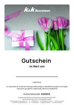 Ein Strauß rosa Tulpen und eine Geschenkbox mit rosa Schleife auf einem K&K Busreisen Gutschein.