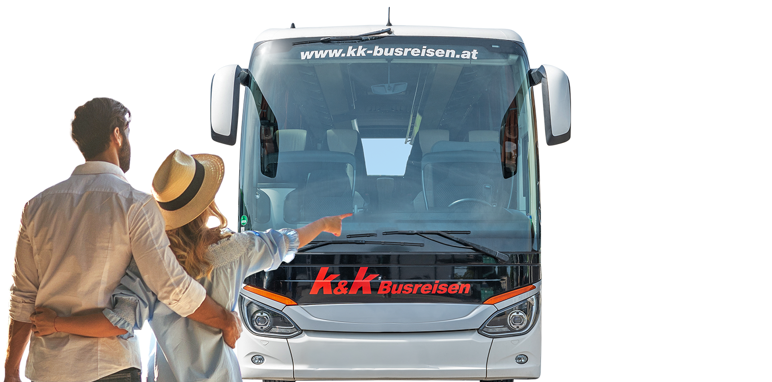 Ein Paar steht zusammen und schaut und zeigt auf einen großen weißen K&K Busreisen Reisebus.