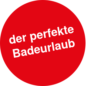 Roter Kreis mit weißem Text, der auf Deutsch 'der perfekte Badeurlaub' bedeutet.