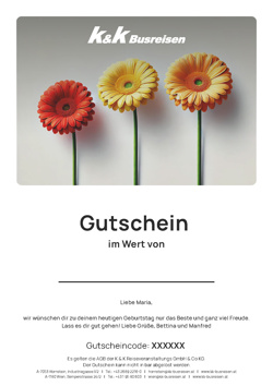 Drei bunte Gerbera-Gänseblümchen über einem deutschen Geburtstagsreisegutschein von K&K Busreisen.