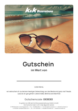 Sonnenbrille am Sandstrand mit einem darunter abgebildeten Gutschein für K&K Busreisen.