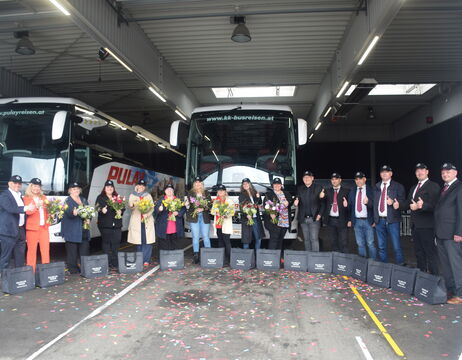 Verschnörkelte Bibliothek mit geschwungenen Holzregalen voller Bücher, hoher Decke und aufwändigen Goldverzierungen.